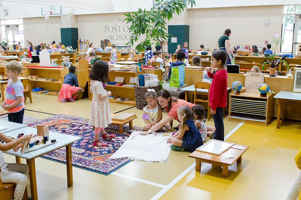 Преподаватель занимается с детьми